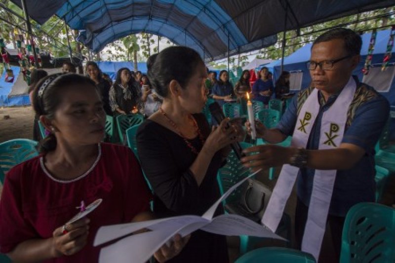 Umat Kristiani Jemaat Patmos misa Natal di Gereja darurat