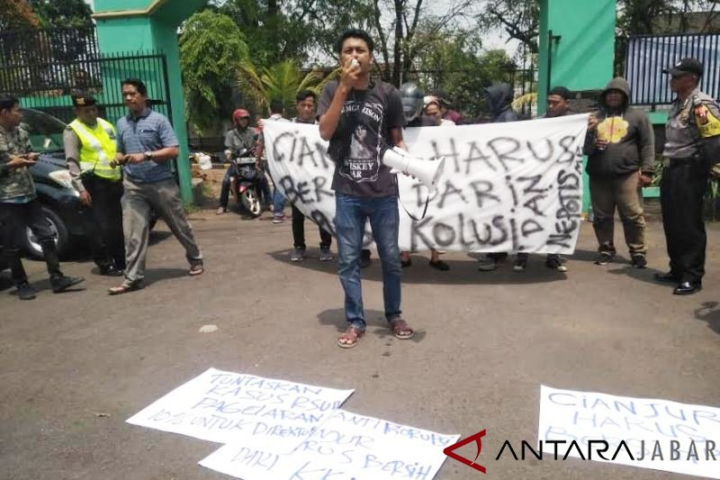 Hari anti korupsi diwarnai unjukrasa ke Kejari Cianjur