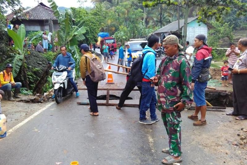 Jalan raya Garut-Pameungpeuk di area Desa Depok ambles