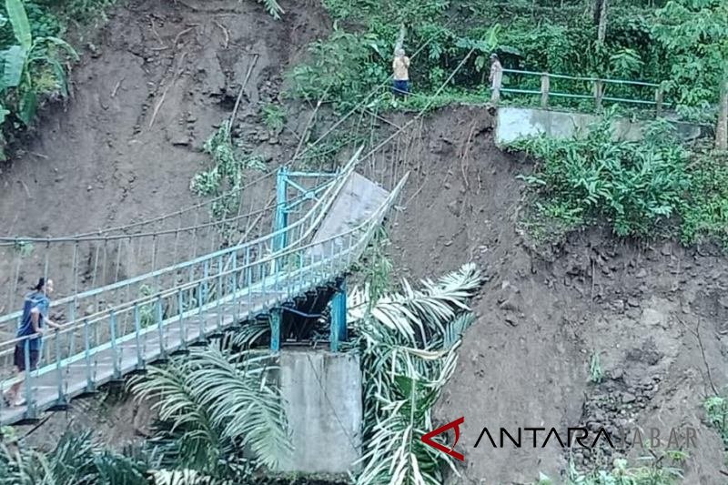 Jembatan gantung di Cidaun Cianjur putus, ratusan pelajar terpaksa libur sekolah