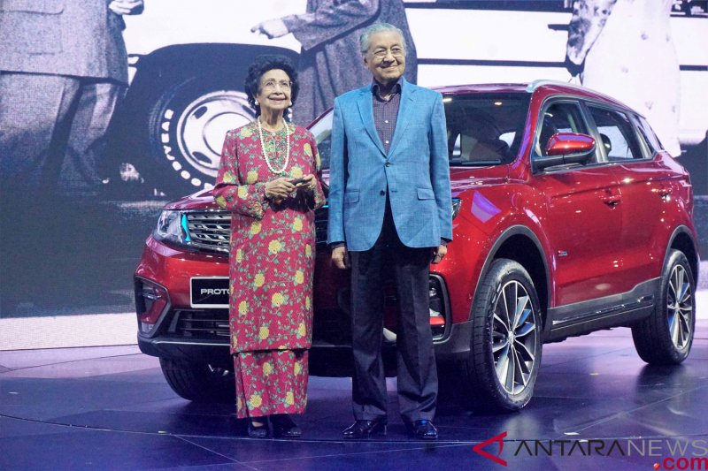 Mahathir Luncurkan Proton  X70