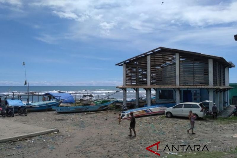 Nelayan Pantai Jayanti Cianjur berharap TPI dibangun kembali