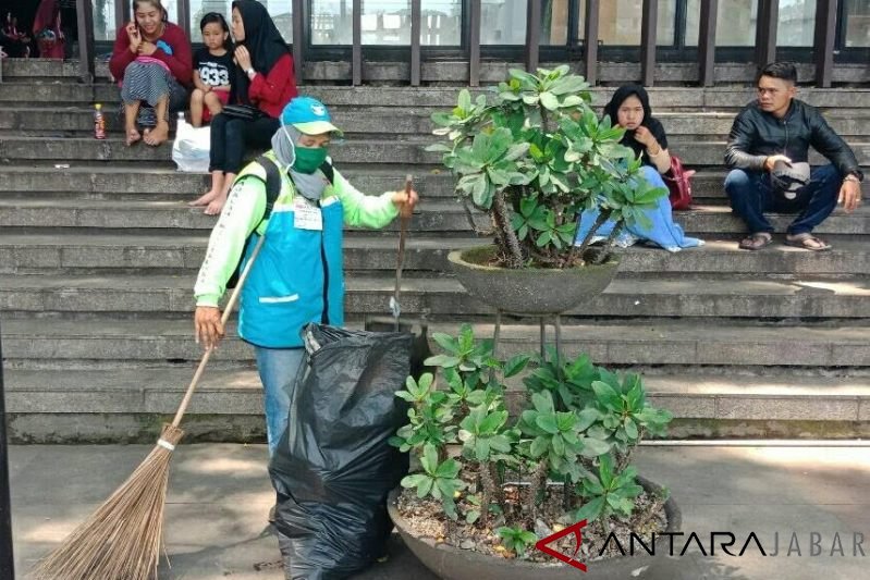 640 petugas bersihkan sampah sisa perayaan Tahun Baru di Kota Bandung