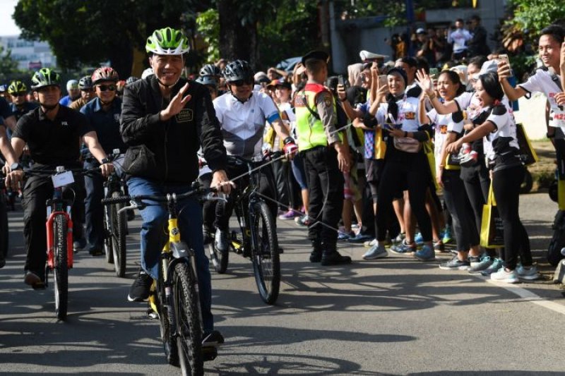 Jokowi bersepeda di Bogor saat massa reuni 212 kumpul di Monas