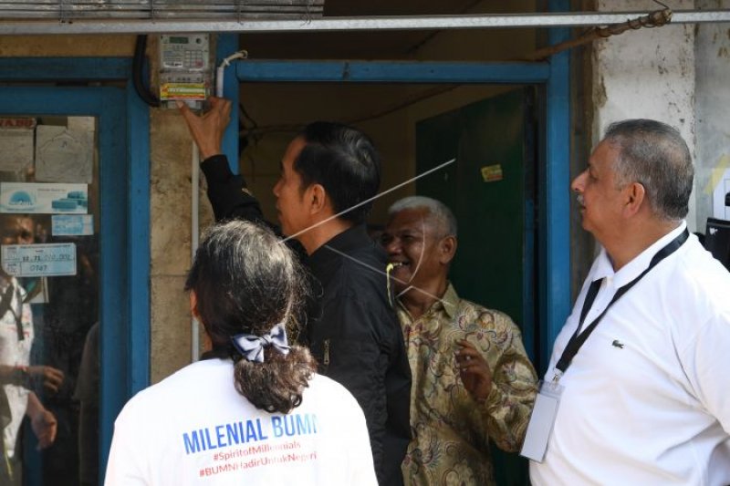 Presiden tinjau pemasangan listrik warga tak mampu di Bogor