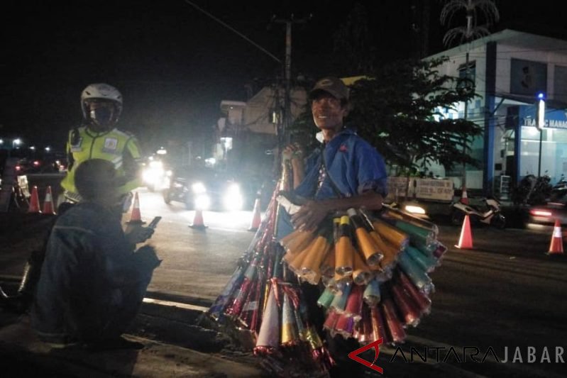 Penjual terompet di Cianjur merugi karena sepi pembeli