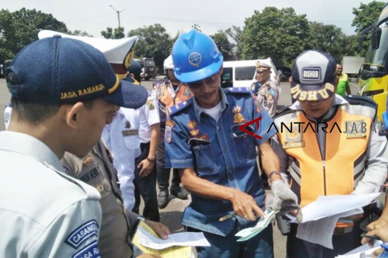 Kendaraan umum dan pengendara  diuji kelaikannya di terminal Cianjur