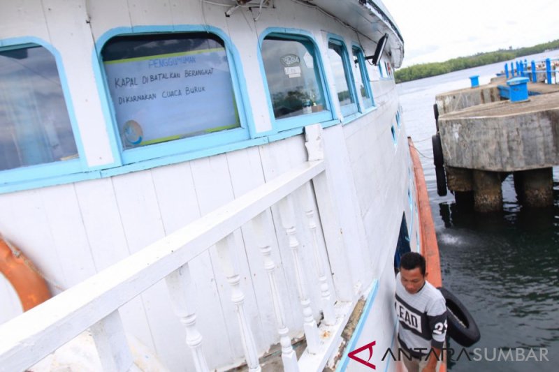 KAPAL ANTAR PULAU MENTAWAI TUNDA BERLAYAR