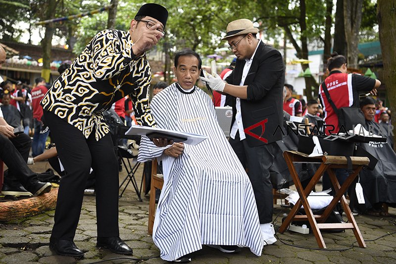 Mengaku grogi tapi Kang Herman bangga bisa cukur rambut Presiden