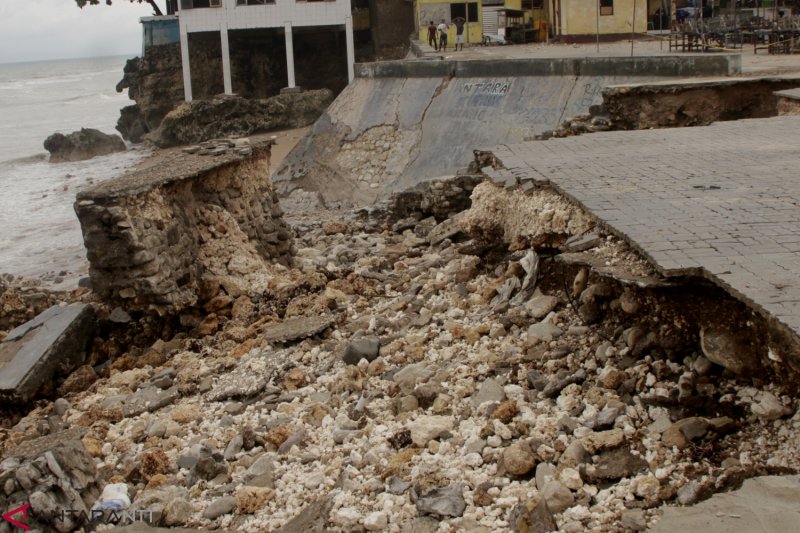 Dampak Gelombang Tinggi Di Kupang