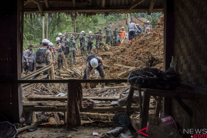 Keluarga korban longsor Sukabumi ikhlaskan Ruhesih tidak bisa ditemukan