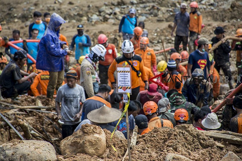 10 korban longsor Sukabumi masih belum ditemukan