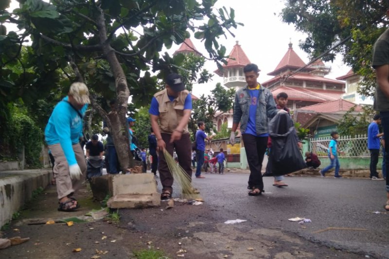 Warga Cianjur bersih-bersih kota setelah malam tahun baru