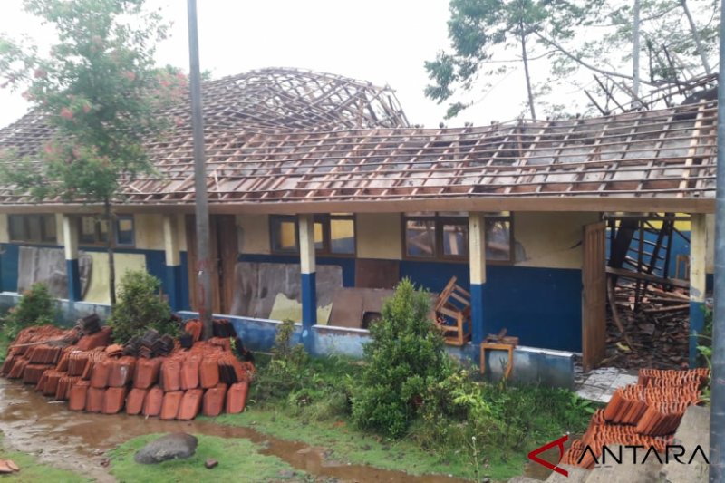 SMP di Talegong ambruk, Disdik ajukan anggaran