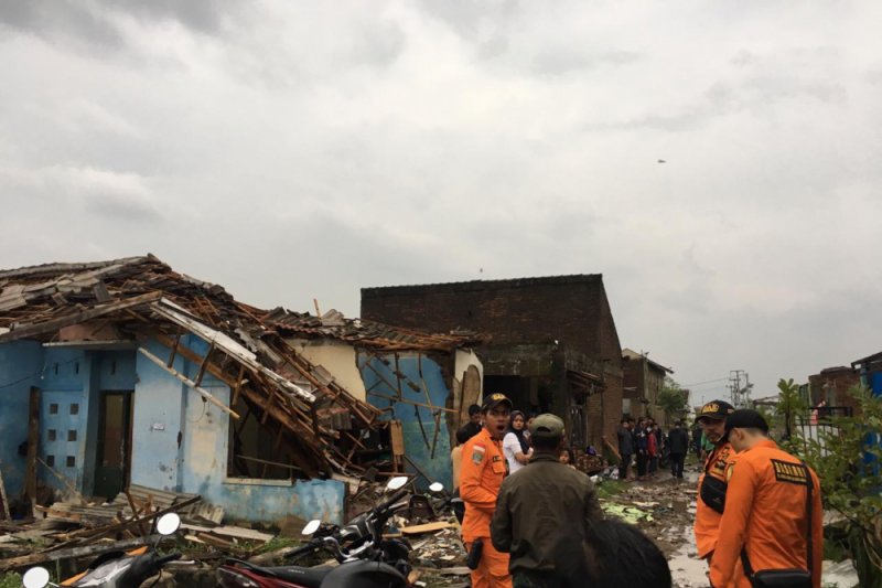 Basarnas evakuasi korban angin puting-beliung Rancaekek