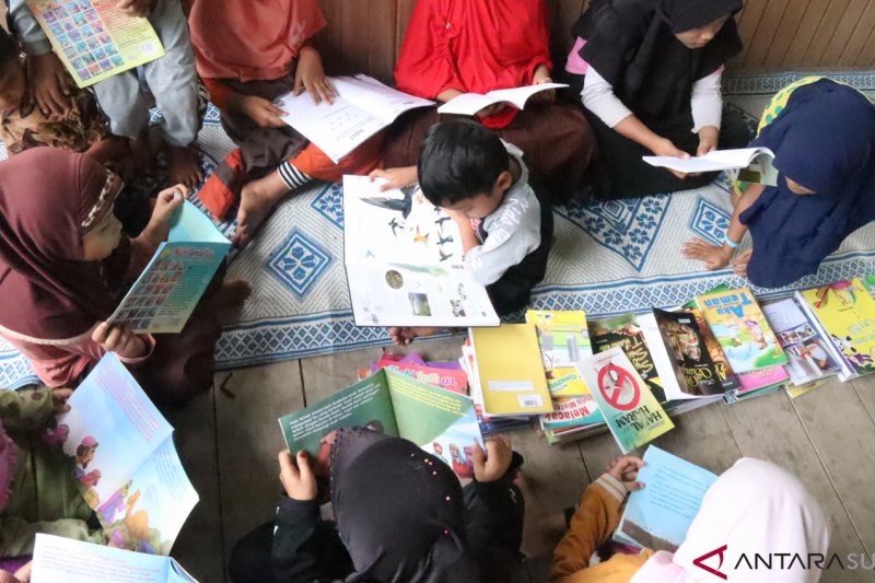Cerdaskan masyarakat, pemuda di Padang Pariaman bikin taman bacaan (video)