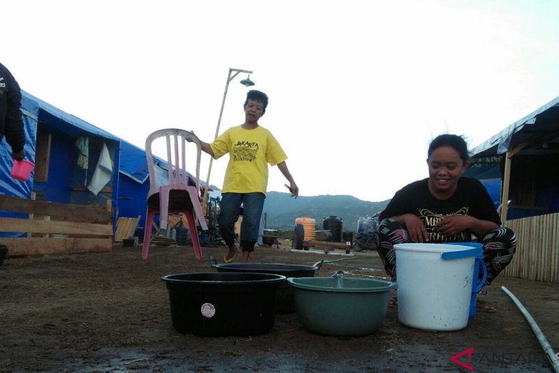 Pengungsi Petobo mengisi air