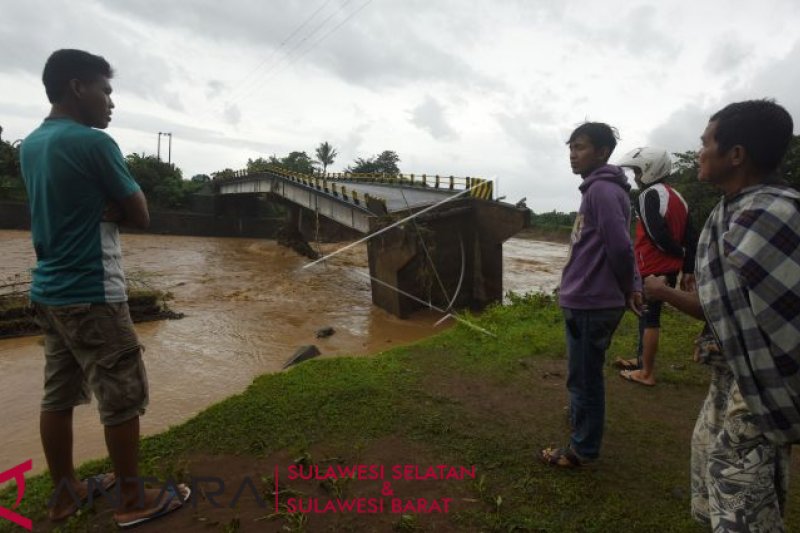 Jembatan Manuju Gowa ambruk