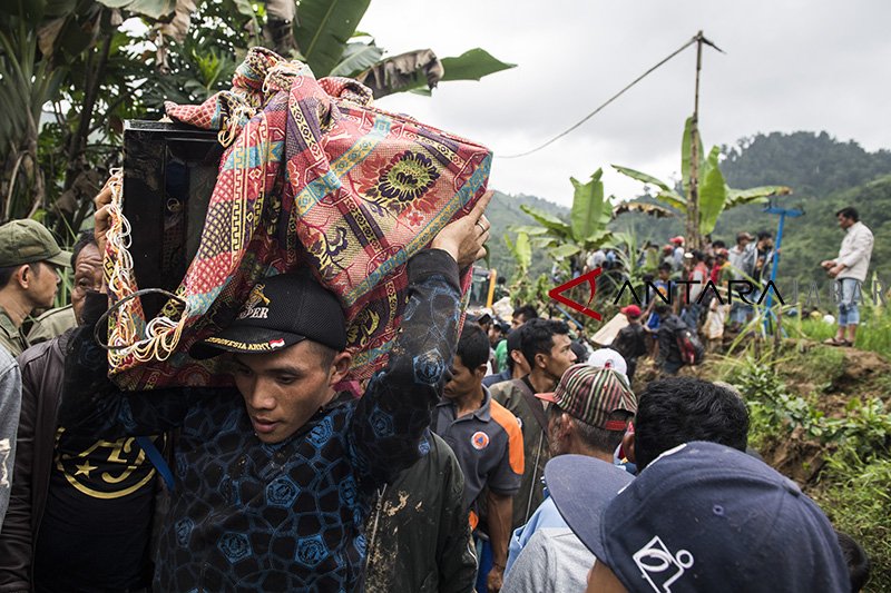 15 korban longsor Sukabumi telah dievakuasi