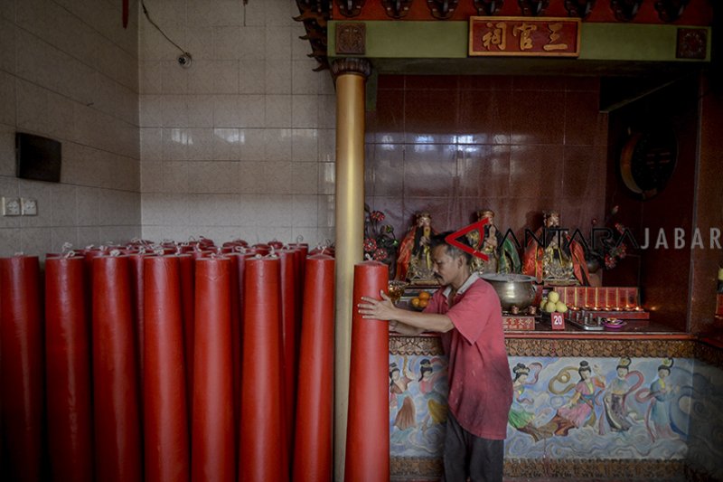 Rayakan Imlek, 200 lilin dinyalakan di wihara Dharma Ramsi