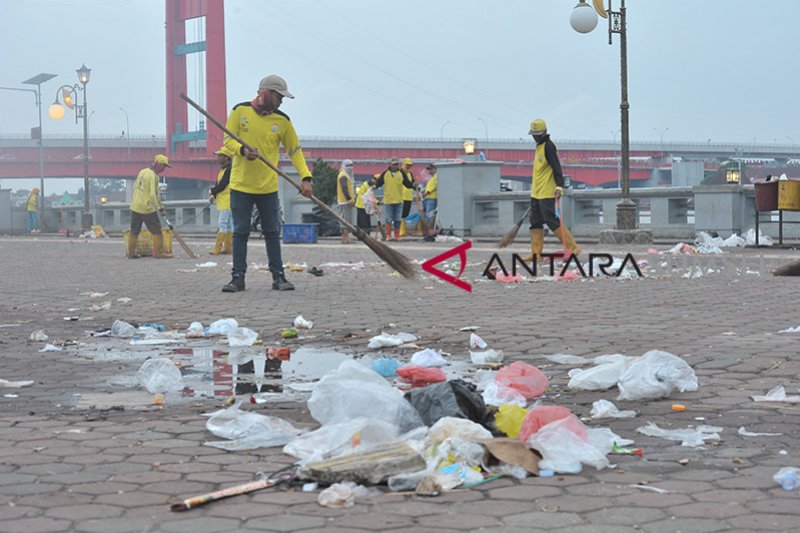 Sisa-Sampah Tahun Baru di Palembang