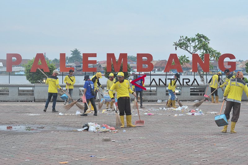 Sisa-Sampah Tahun Baru di Palembang