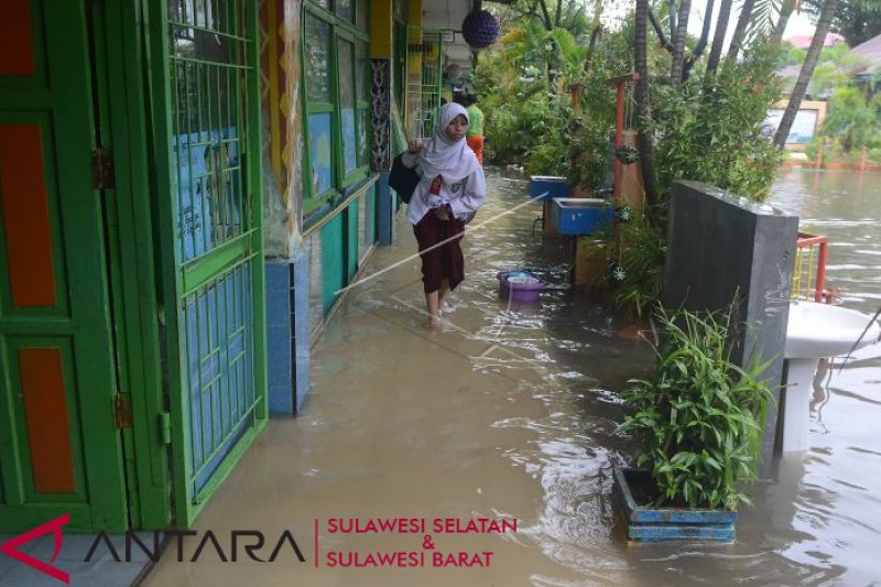 Sekolah terendam banjir di Makassar