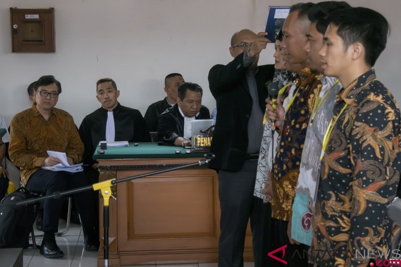 Bupati Neneng Hasanah bagikan uang usai tandatangani IPPT Meikarta