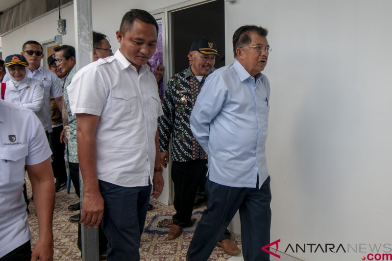 Kalla monitors temporary shelters for Palu earthquake victims