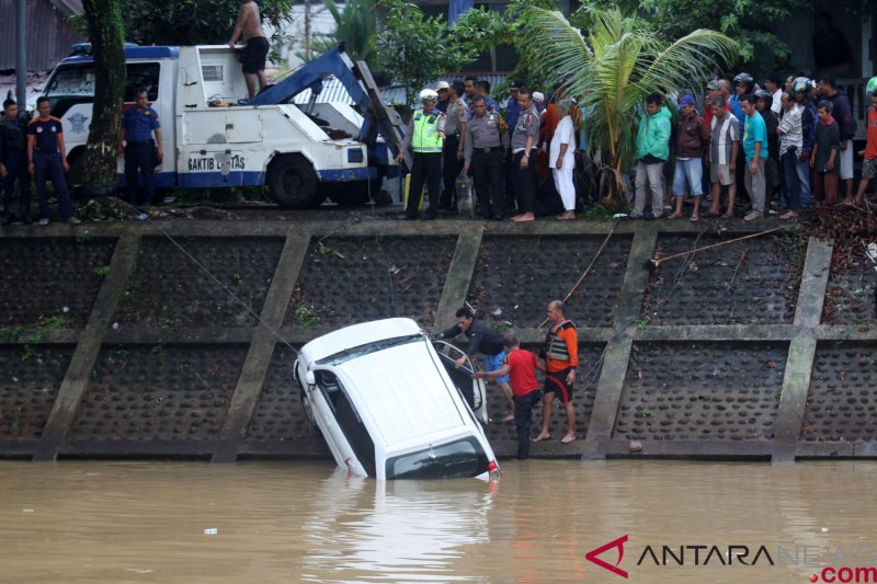 EVAKUASI MOBIL