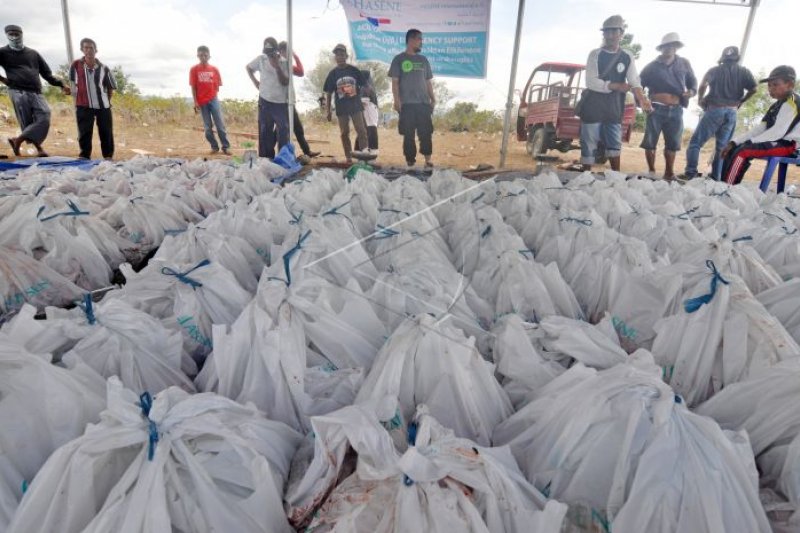 Hasene Bagikan Daging Sapi ke Pengungsi