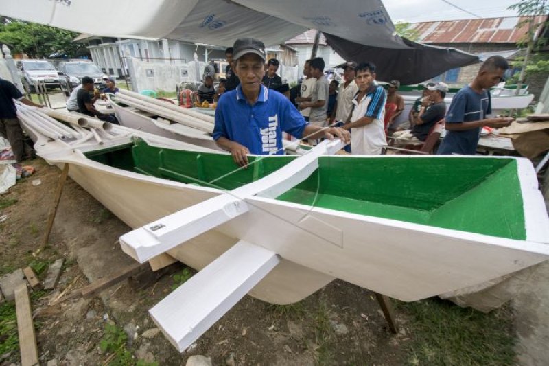 Nelayan Korban Tsunami Dibantu Perahu