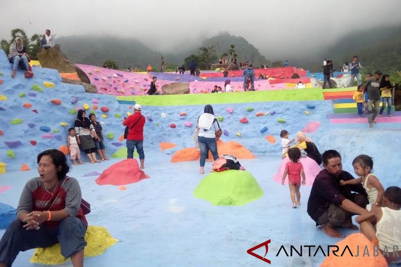 'Bumi Pelangi' wisata baru di lereng Ciremai Kuningan