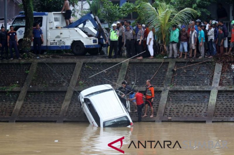 EVAKUASI MOBIL