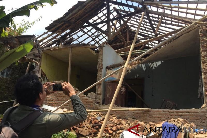 Rumah warga  di Tasikmalaya roboh diterjang angin kencang