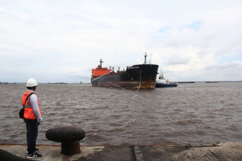 Kapal Tanker di Pelabuhan Dumai