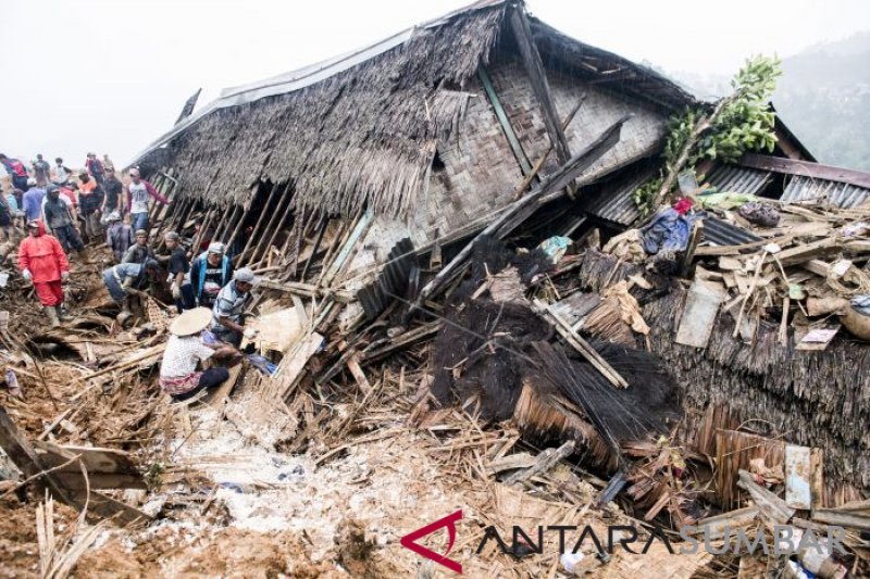 LONGSOR KAMPUNG ADAT SUKABUMI