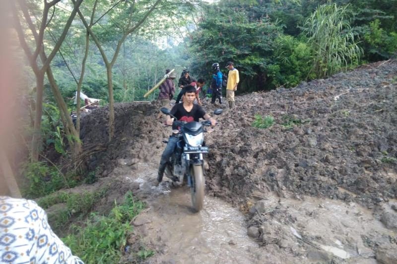 Jalur selatan Talegong-Bandung tertutup tanah longsor