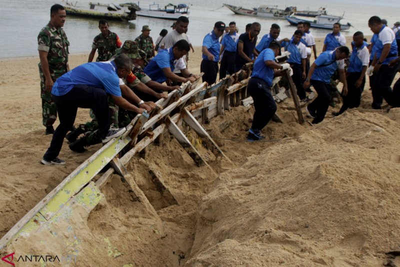 Bersih Pantai Lantamal VII Kupang