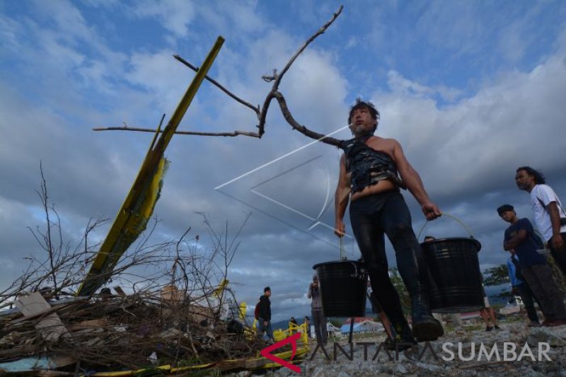 PERTUNJUKAN SENI MENGENANG GEMPA DAN TSUNAMI PALU