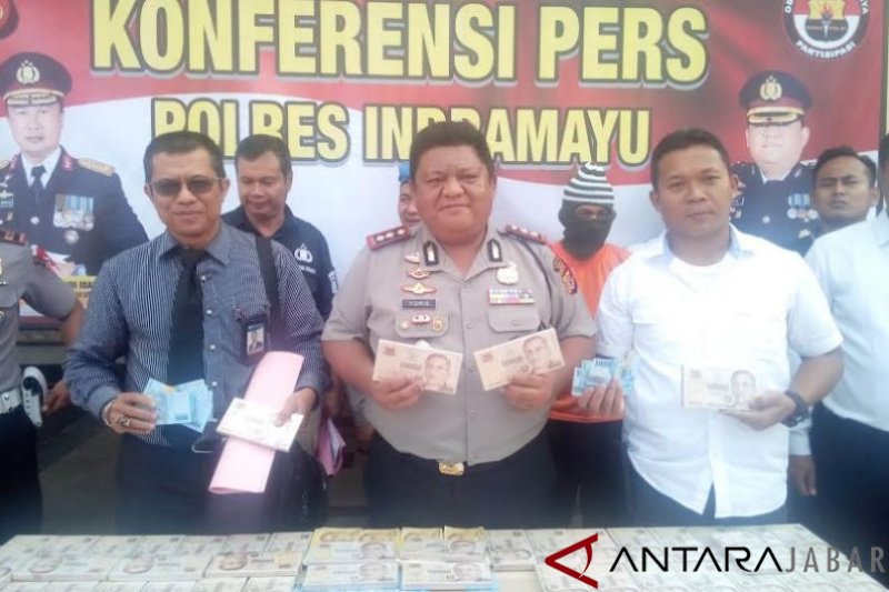 Pengedar uang rupiah dan dolar SG palsu dibekuk di Indramayu