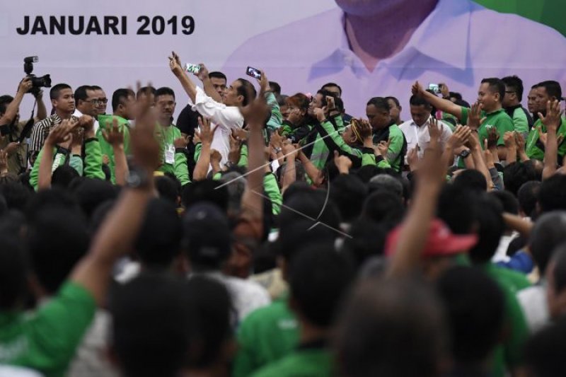 Hadiri Silatnas transportasi online, Jokowi bangga pengemudi online