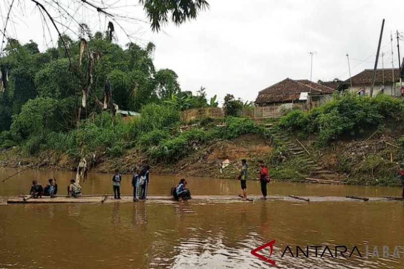 Siswa SD di Garut manfaatkan rakit ke sekolah