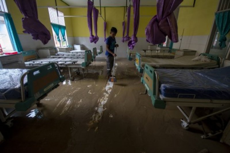 Bangsal rumah sakit terendam banjir dan lumpur