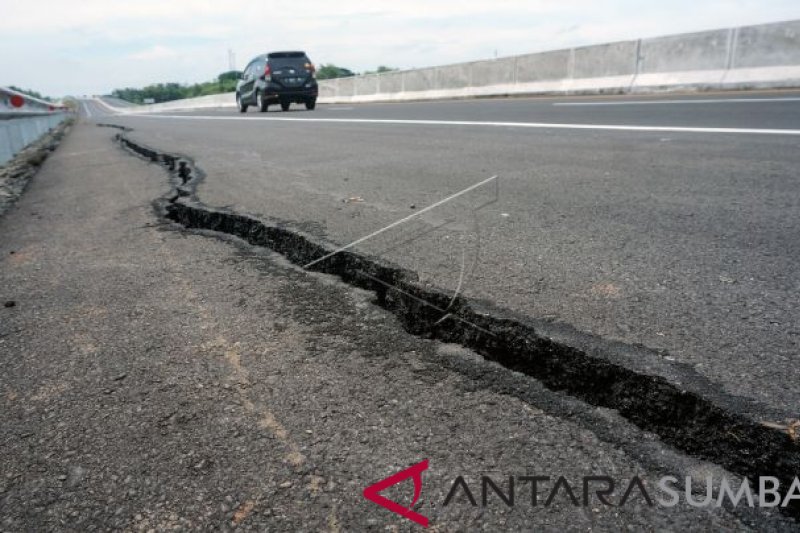 RUAS JALAN TOL RETAK DAN LONGSOR