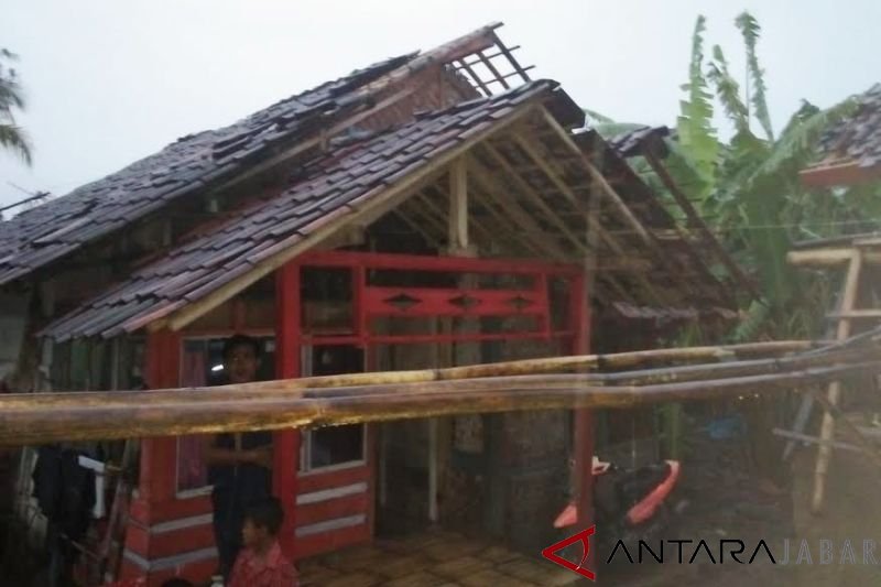 Puluhan rumah di Sukaluyu Cianjur rusak berat akibat puting beliung