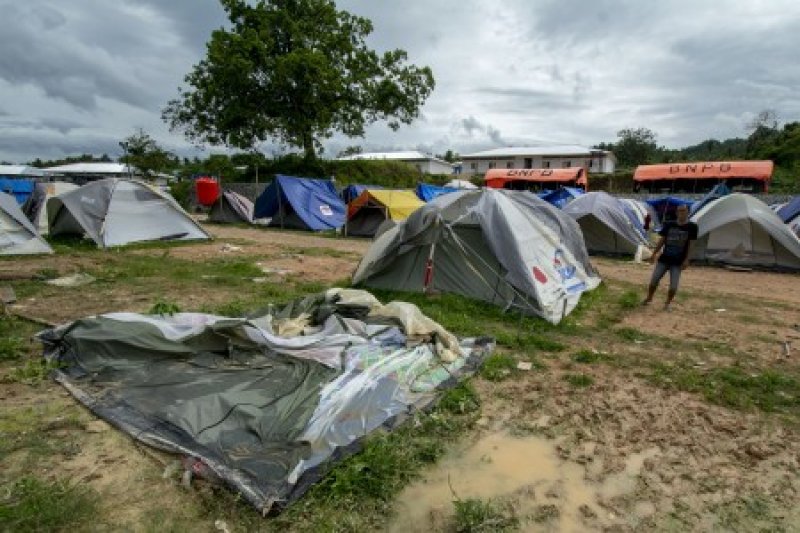 Tenda pengungsi rusak