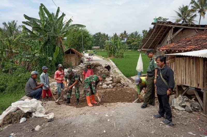 TNI AD bantu bangun jalan desa di Garut