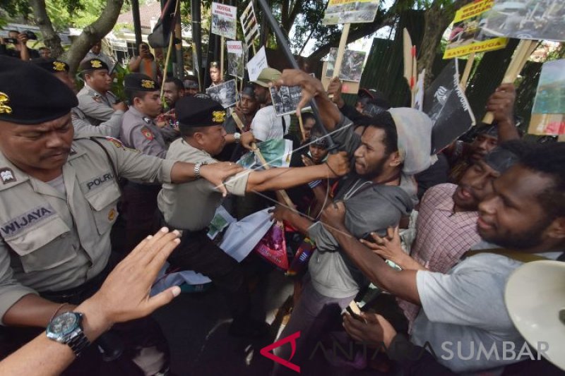 UNJUK RASA PAPUA DIBUBARKAN POLISI