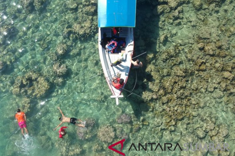 WISATA SNORKELING DI KAWASAN MANDEH